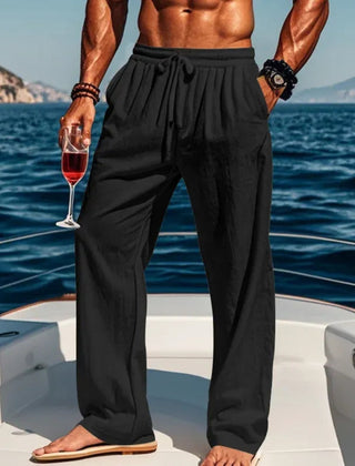 Pantaloni uomo neri a gamba larga con tasche laterali indossati in barca