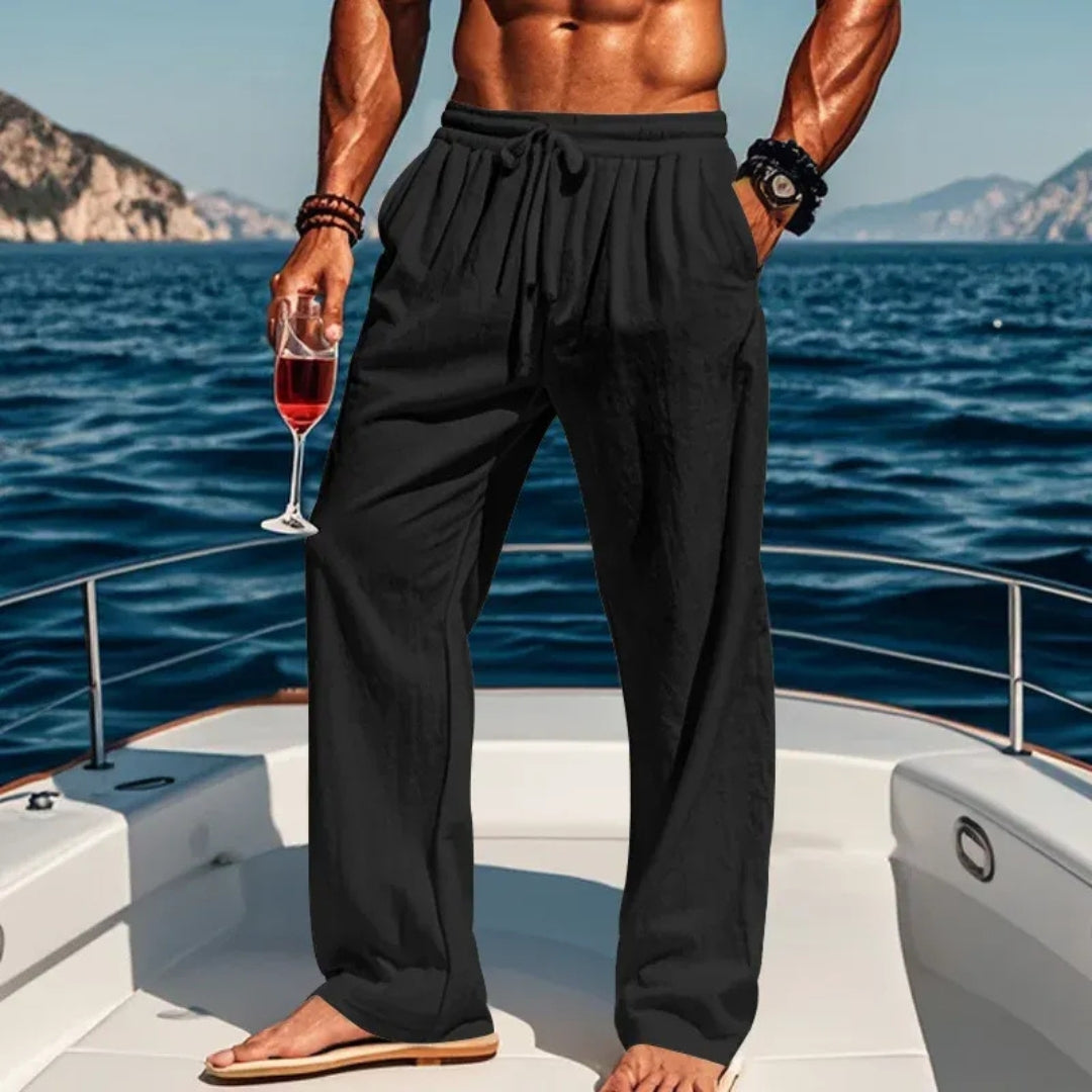 Pantaloni uomo neri a gamba larga con tasche laterali indossati in barca