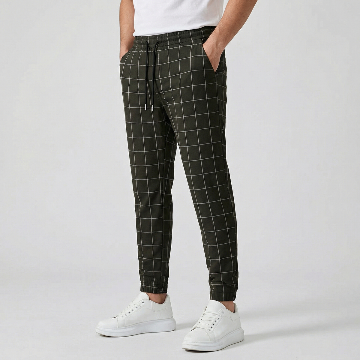 Pantaloni uomo jogger nero a quadri con coulisse in vita e polsini elasticizzati
