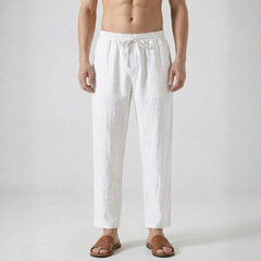Pantaloni uomo bianchi estivi con coulisse in vita, abbinati a sandali marroni