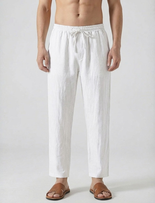 Pantaloni uomo bianchi estivi con coulisse in vita, abbinati a sandali marroni