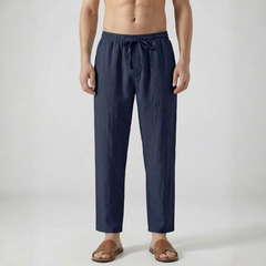 Pantaloni uomo blu navy con coulisse, tasche laterali e caduta morbida sulla gamba