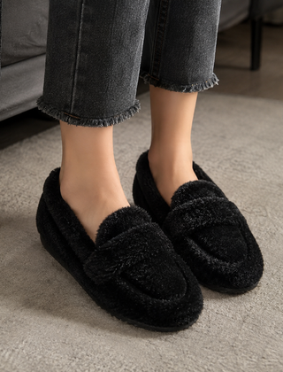 Pantofole donna nere modello mocassino con fascia sul collo del piede e punta tonda
