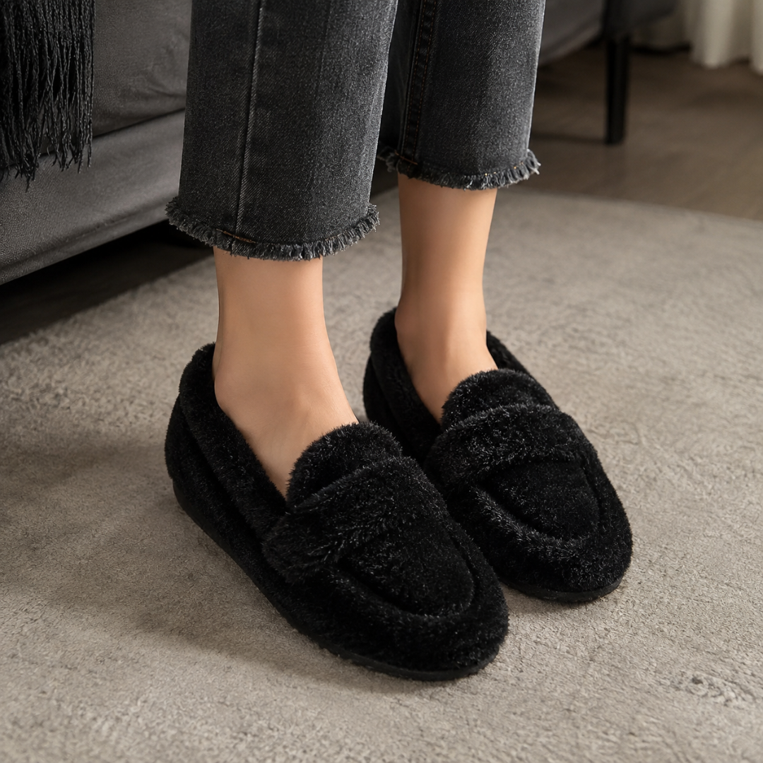 Pantofole donna nere modello mocassino con fascia sul collo del piede e punta tonda