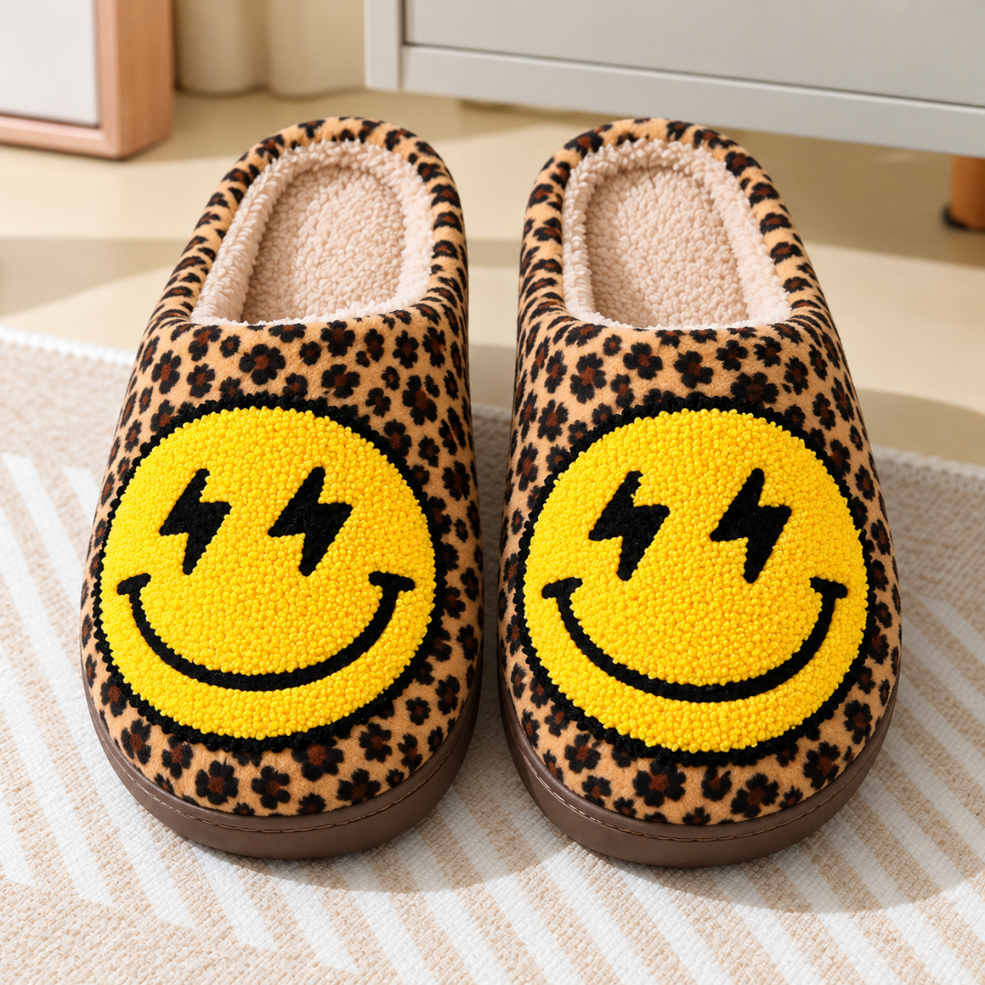 Pantofole leopardate viste di fronte con grandi smiley gialli ricamati sulla punta