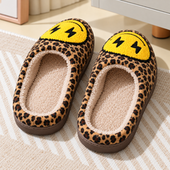 Pantofole leopardate viste dall'alto con interno chiaro e retro aperto