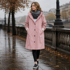 Parka donna rosa lungo con cappuccio, indossato su leggings neri e sneakers