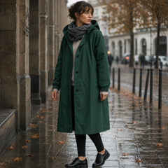 Parka donna verde scuro lungo con cappuccio e bottoni a vista in città