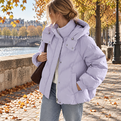 Piumino donna lavanda con cappuccio, bottoni a pressione e tasche laterali