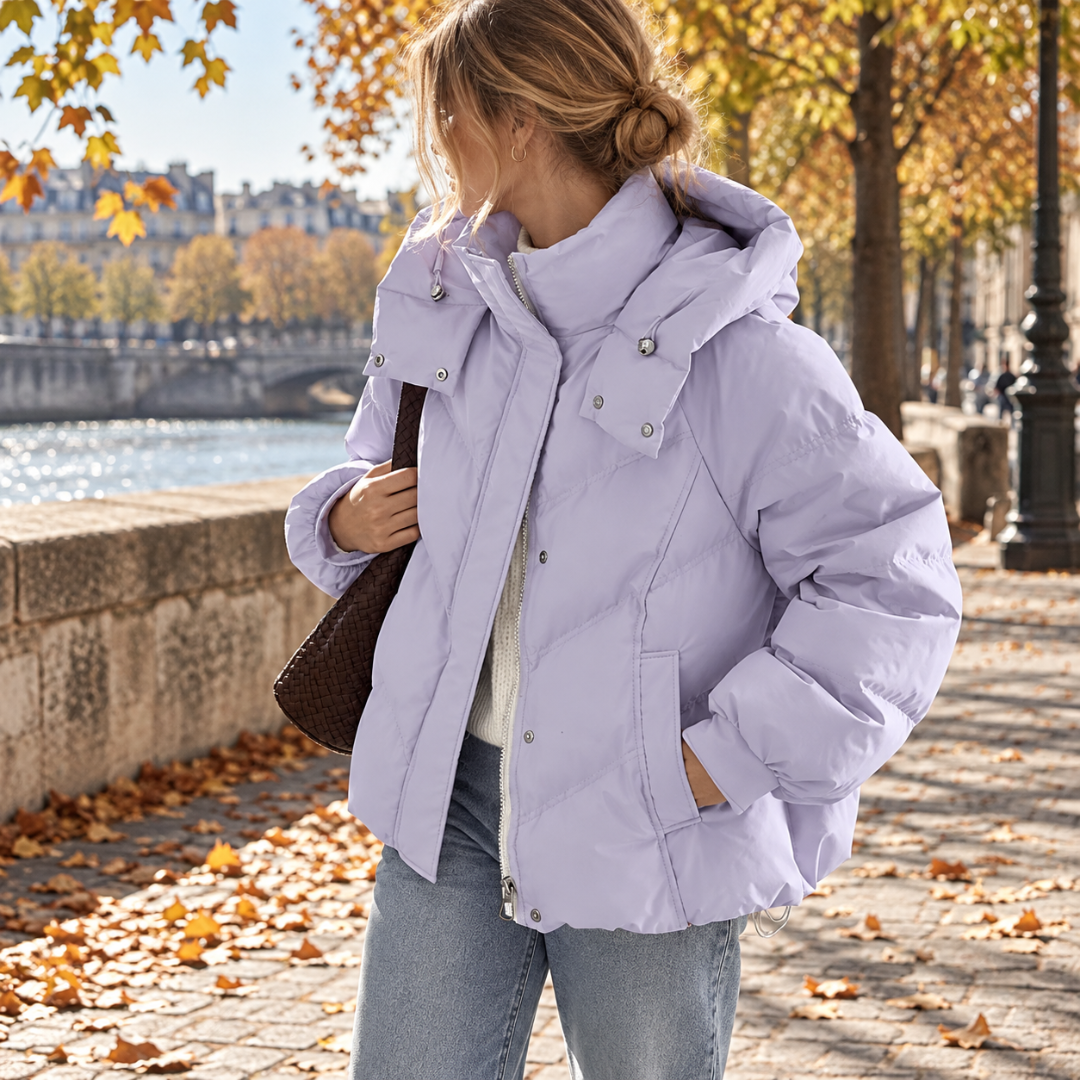 Piumino donna lavanda con cappuccio, bottoni a pressione e tasche laterali