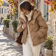 Piumino donna marrone con cappuccio e coulisse sul fondo, zip aperta