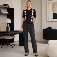 Polo donna in maglia marrone con colletto aperto e pantaloni grigio scuro