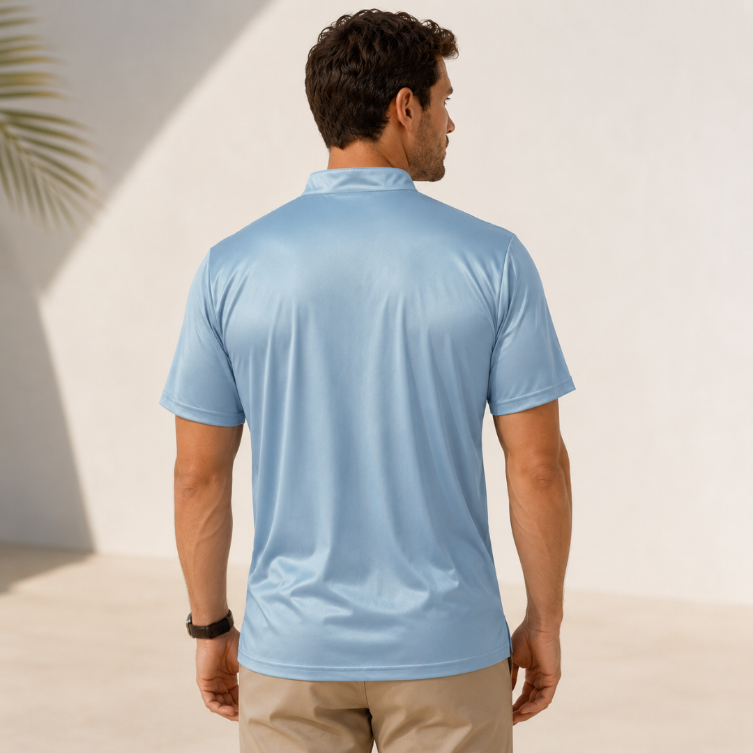 Retro della polo uomo azzurra, schiena liscia e collo alla coreana ben strutturato
