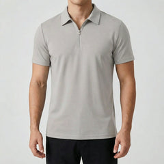 Polo uomo grigio chiaro dalla linea pulita, zip corta al collo