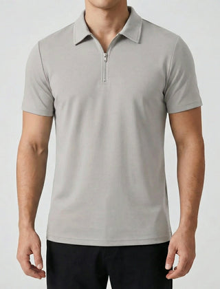 Polo uomo grigio chiaro dalla linea pulita, zip corta al collo