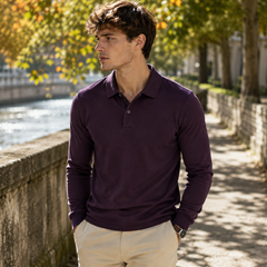 Polo uomo bordeaux a manica lunga con abbottonatura corta, indossata con pantaloni beige