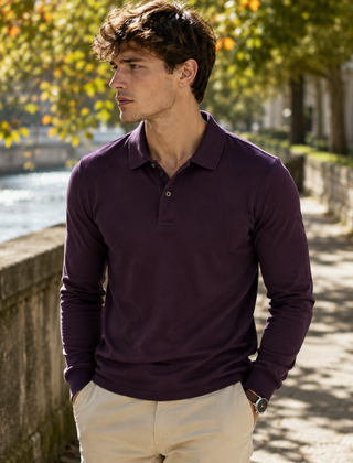 Polo uomo bordeaux a manica lunga con abbottonatura corta, indossata con pantaloni beige