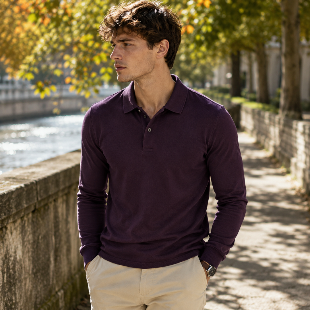 Polo uomo bordeaux a manica lunga con abbottonatura corta, indossata con pantaloni beige