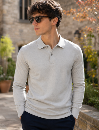 Polo uomo grigia a manica lunga, indossata con pantaloni blu scuro