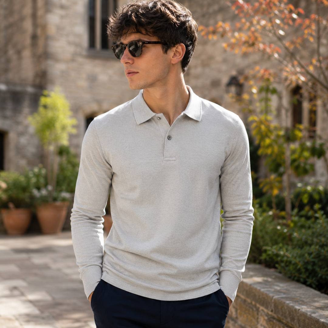 Polo uomo grigia a manica lunga, indossata con pantaloni blu scuro