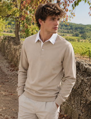 Polo uomo beige con colletto bianco a contrasto, polsini e fondo a coste