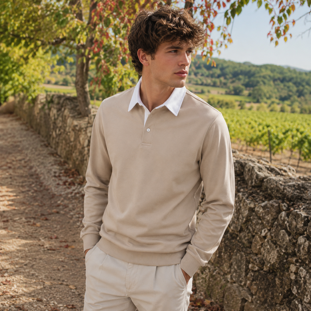 Polo uomo beige con colletto bianco a contrasto, polsini e fondo a coste