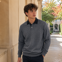 Polo uomo grigio scuro con colletto scuro a contrasto e abbottonatura sul davanti