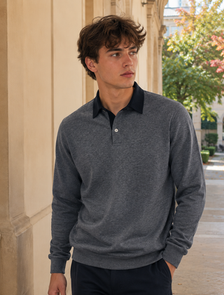 Polo uomo grigio scuro con colletto scuro a contrasto e abbottonatura sul davanti