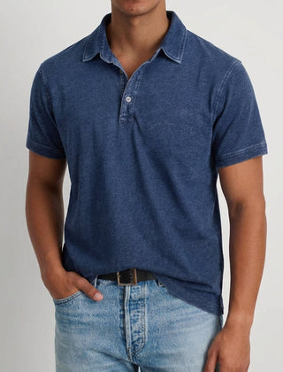 Polo uomo blu navy con cintura scura in vista, colletto aperto e maniche corte