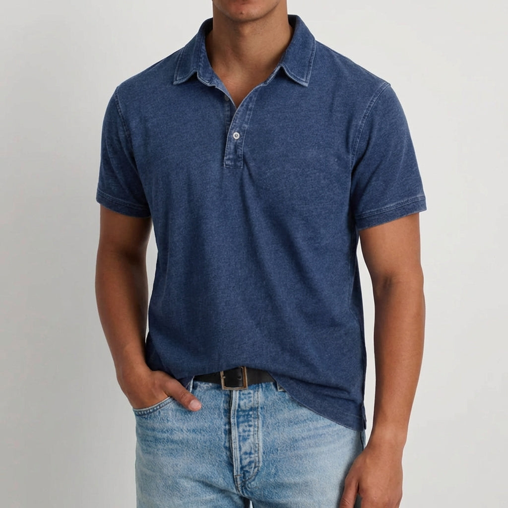 Polo uomo blu navy con cintura scura in vista, colletto aperto e maniche corte