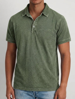 Polo uomo verde militare con maniche corte, colletto morbido e fondo leggermente arrotondato