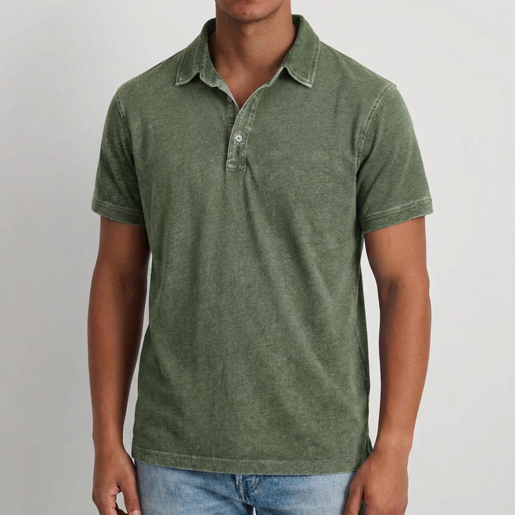 Polo uomo verde militare con maniche corte, colletto morbido e fondo leggermente arrotondato