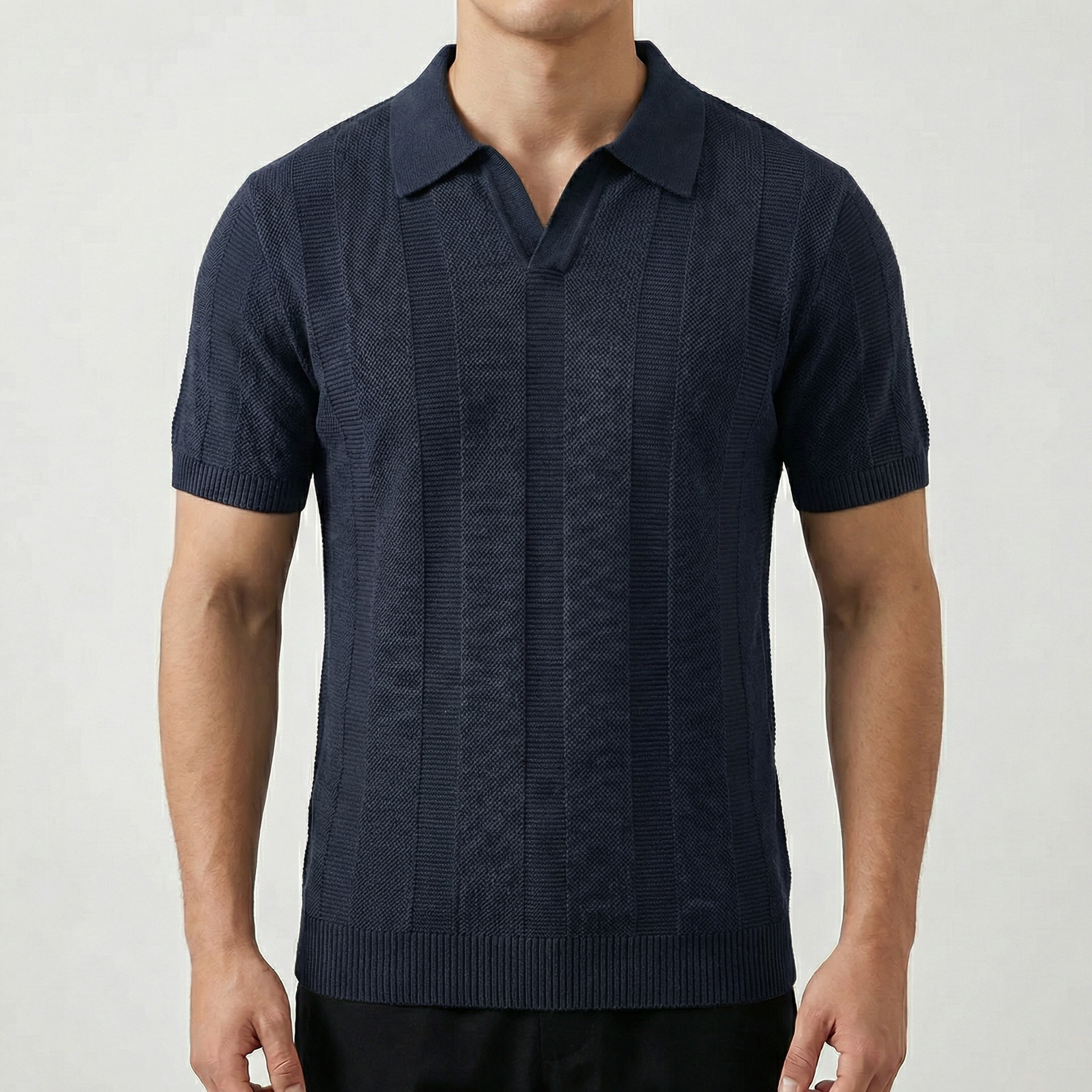 Polo uomo blu navy maniche corte, scollo a V con collo aperto e lavorazione a rilievo