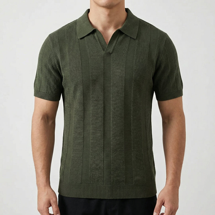 Polo uomo verde militare a maniche corte con collo aperto e righe verticali in rilievo