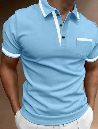 Polo uomo azzurra indossata con profili bianchi e chiusura a tre bottoni