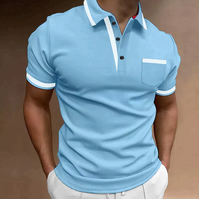 Polo uomo azzurra indossata con profili bianchi e chiusura a tre bottoni