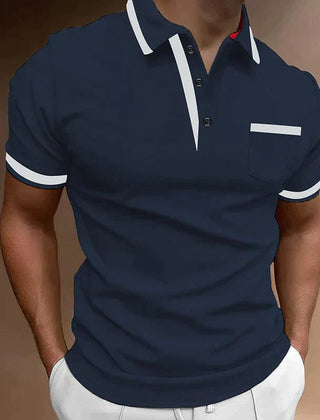 Polo uomo blu scuro indossata con bordi bianchi su colletto, polsini e taschino