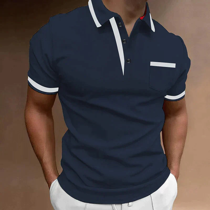 Polo uomo blu scuro indossata con bordi bianchi su colletto, polsini e taschino