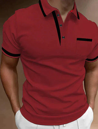 Polo uomo rossa indossata, tre bottoni e taschino con bordo nero a contrasto