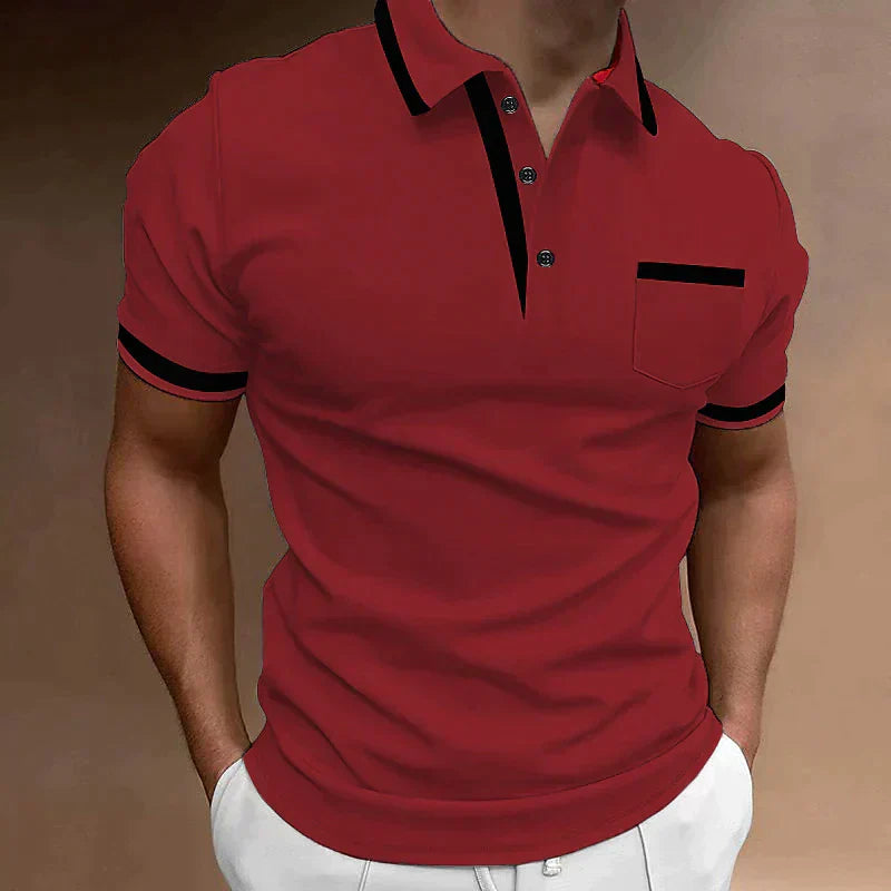 Polo uomo rossa indossata, tre bottoni e taschino con bordo nero a contrasto