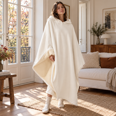 Poncho bianco con cappuccio e interno a pelo lungo, linea ampia e lunga