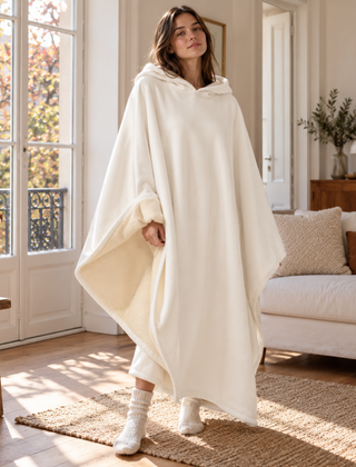 Poncho bianco con cappuccio e interno a pelo lungo, linea ampia e lunga