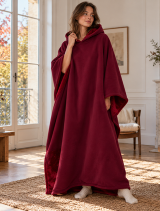 Poncho bordeaux con cappuccio, linea lunga fino ai piedi, indossato in piedi