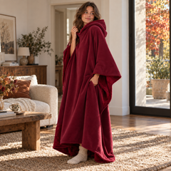 Poncho bordeaux con cappuccio alzato e ampia scesa del tessuto sul davanti