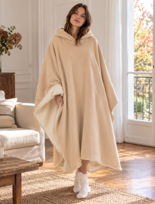 Poncho kaki con cappuccio ampio e bordi con rovescio a pelo lungo chiaro