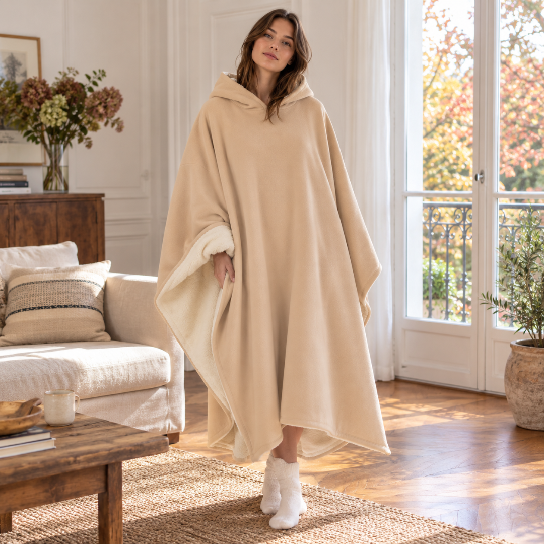 Poncho kaki con cappuccio ampio e bordi con rovescio a pelo lungo chiaro
