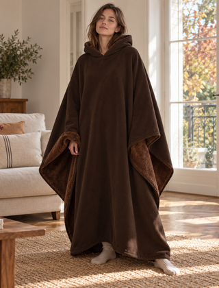 Poncho moka con cappuccio, rovescio a pelo lungo visibile sui bordi laterali