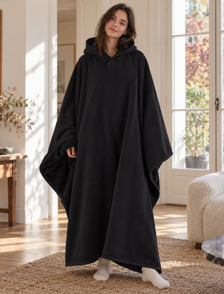 Poncho nero con cappuccio, linea lunga e rovescio a pelo lungo sul lato
