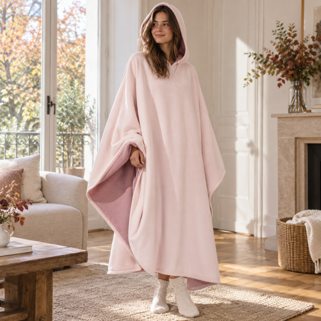 Poncho rosa con cappuccio indossato, rovescio a pelo lungo visibile sul lato