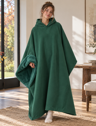 Poncho verde abete con cappuccio, lato aperto e interno a pelo lungo in tono
